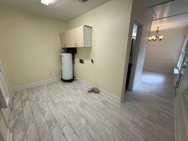 Building Photo - Pensacola - North Hill - 3 bedroom, 2 bath...