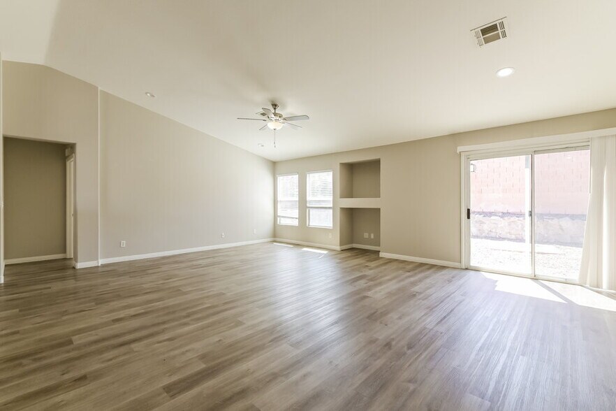 Building Photo - 1075 Silver Star St