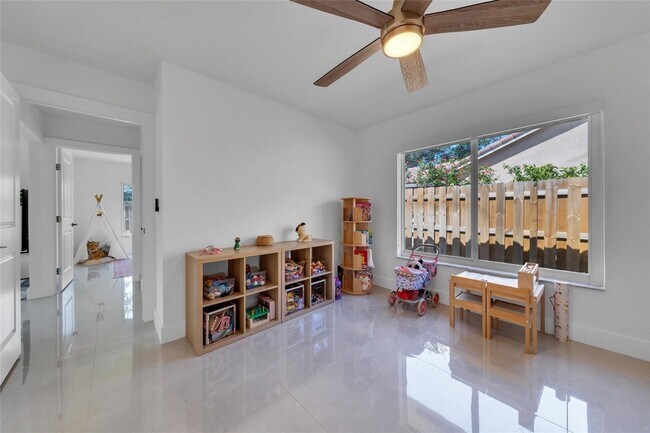 Building Photo - 9585 Carousel Cir S