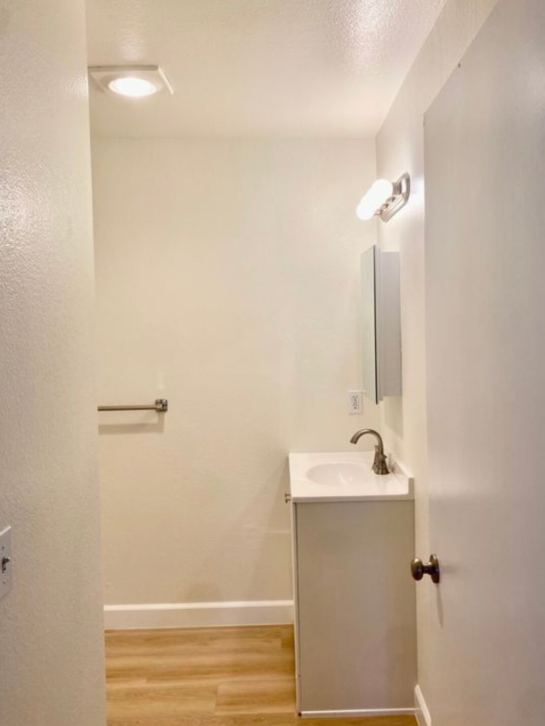 Building Photo - 1519 N Mariposa Ave