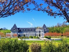 Building Photo - One of a kind furnished apartment on Creek...