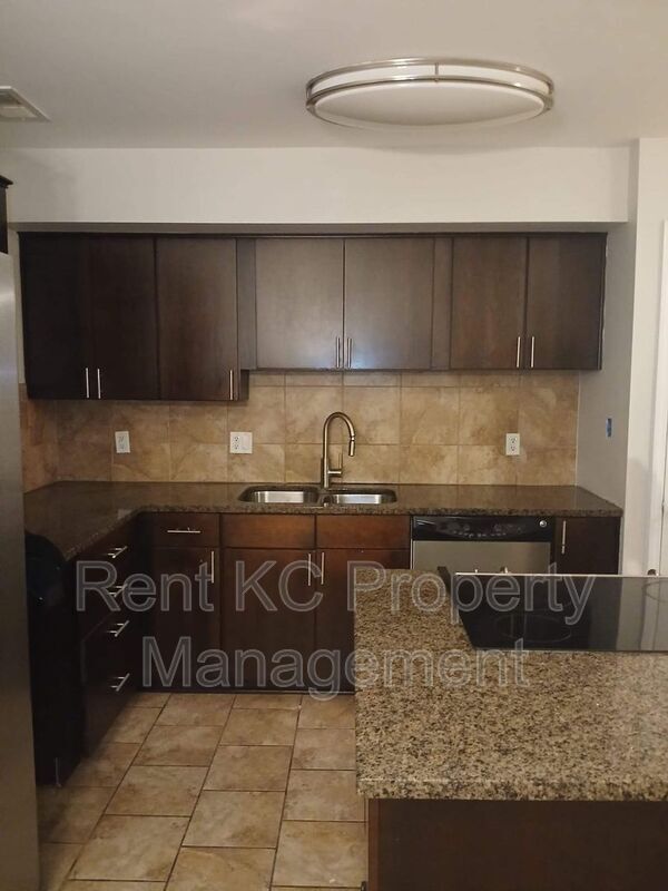 Building Photo - 530 W 10th St