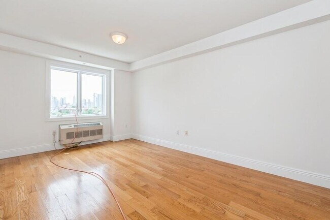 Building Photo - 125 43rd St