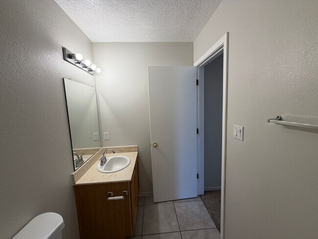Building Photo - 3 Bedroom Home Near Unser Blvd NW & Ladera Dr NW!