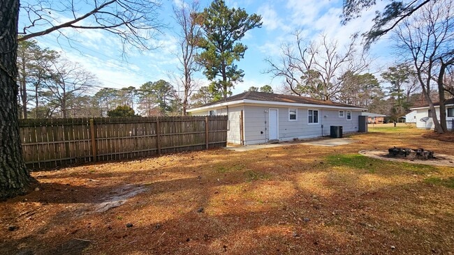 Building Photo - 3 BD 2 BA in Shamrock Village