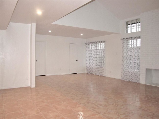 Building Photo - 5637 Dolores St
