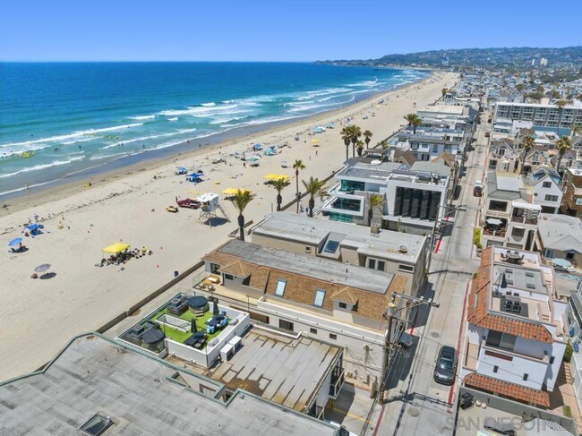 Building Photo - 3685-89 Ocean Front Walk