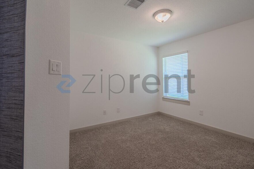 Building Photo - Unit