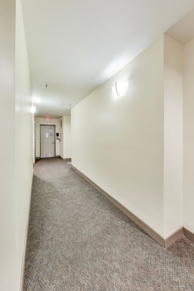 Building Photo - Luxury 1BD/1BA condo steps to SS METRO