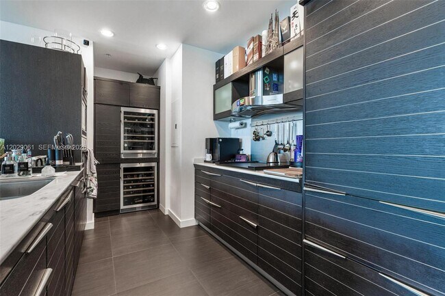 Building Photo - 200 Biscayne Blvd Way