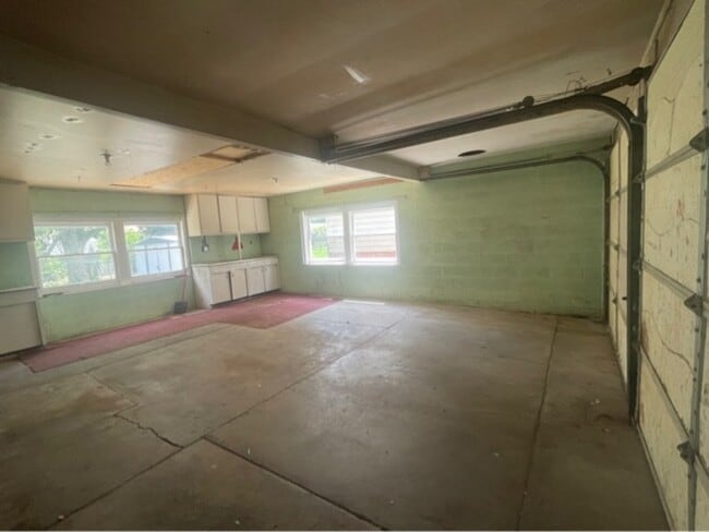 Building Photo - 1346 N Hewett Ave