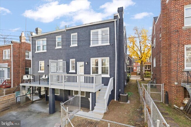 Building Photo - 521 Quintana Pl NW