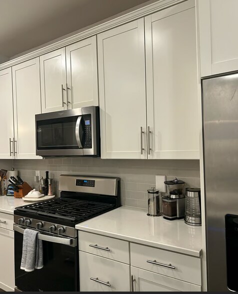 Building Photo - 211 Harlequin Aly