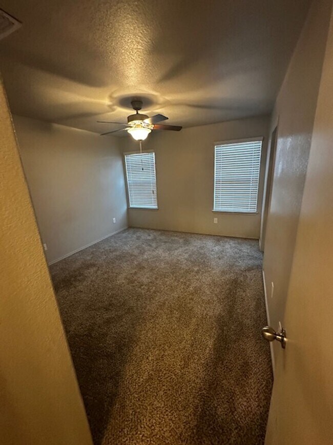 Building Photo - 2433 Stoneham Ct