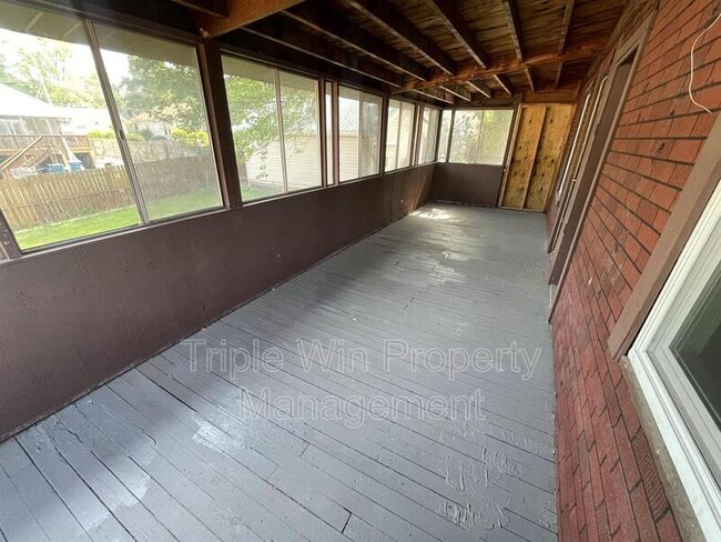 Building Photo - 9425 Burdella Ave