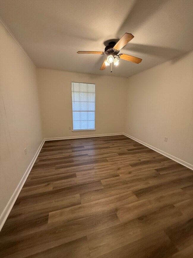 Building Photo - Must see this Beautiful Remolded 4 Bedroom 2.5 Bath Home in Walker