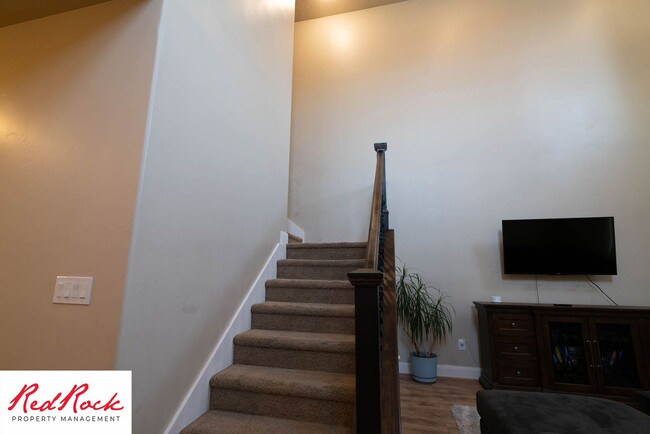 Building Photo - Move In Special- $500 Off First Month's Rent! 3 Bedroom, Fully Furnished Home.