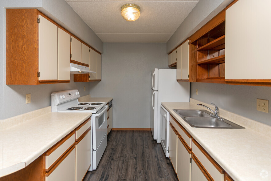 1BR, 1BA - 735SF - Royal Court Apartments