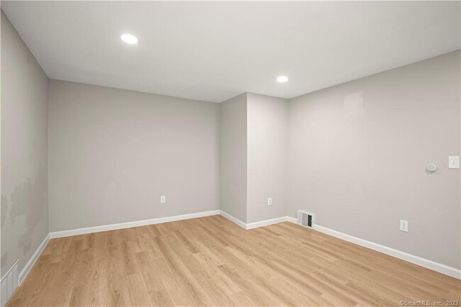 Building Photo - 106 River Rd