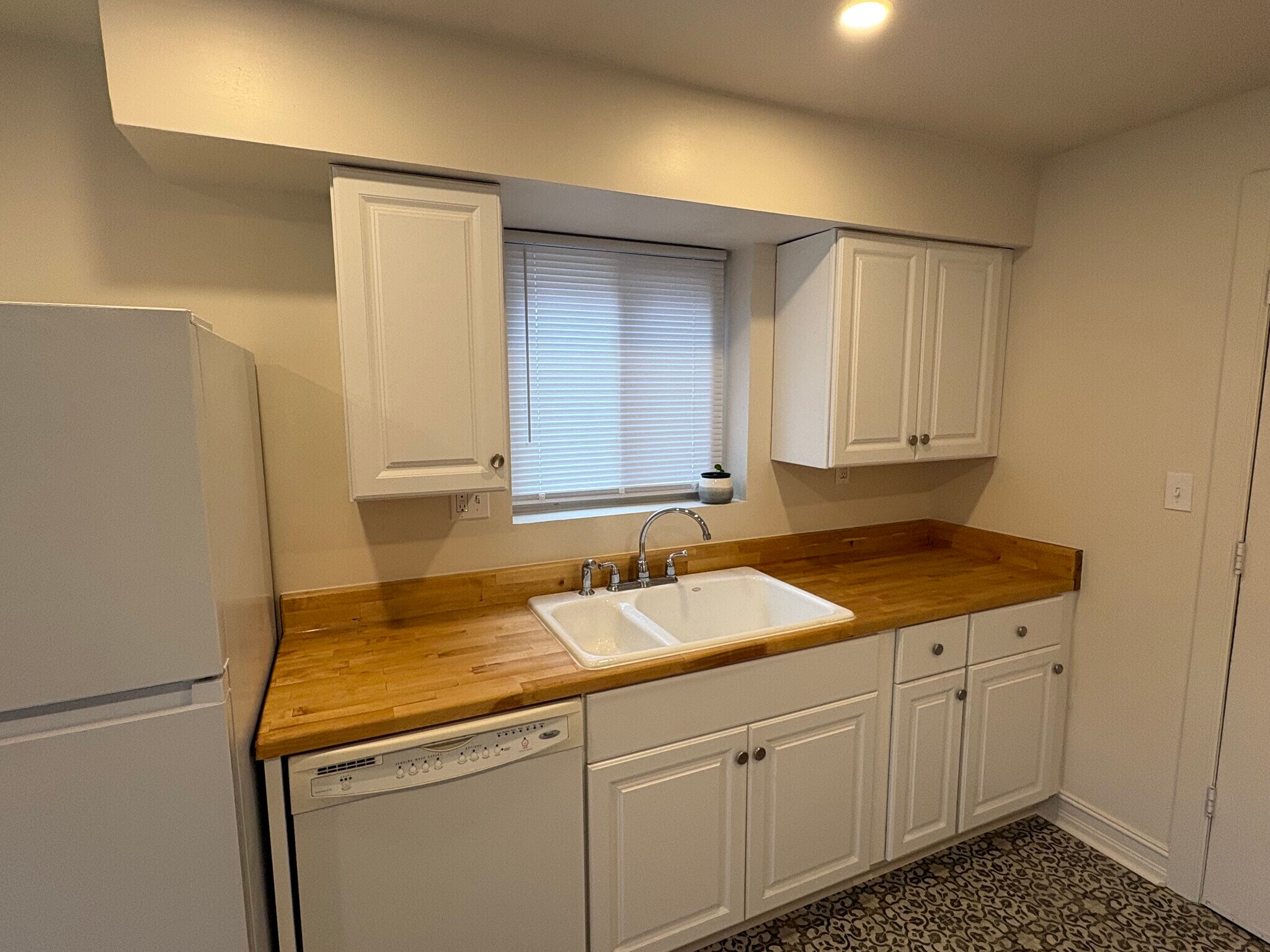 unit 1 kitchen - 6035 Oakwood Ave