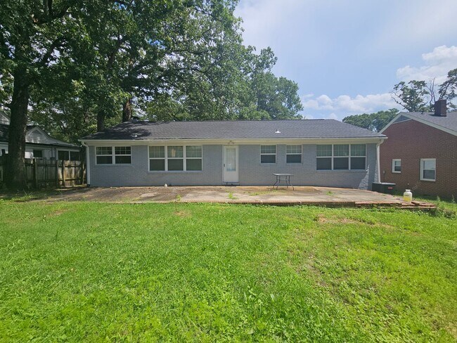 Building Photo - NEW LISTING!!!!!