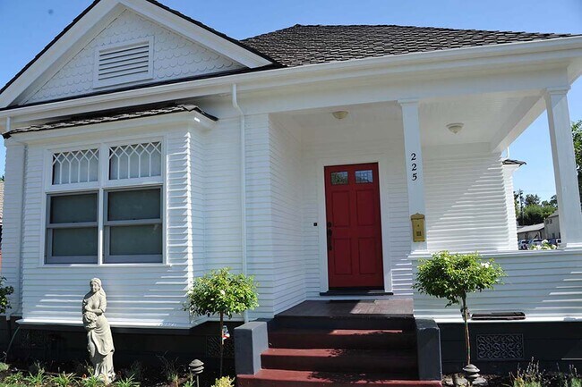 Building Photo - 225 W Angela St