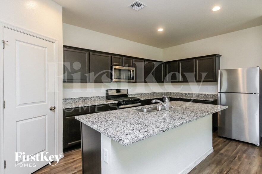 Building Photo - 370 W Powell Dr