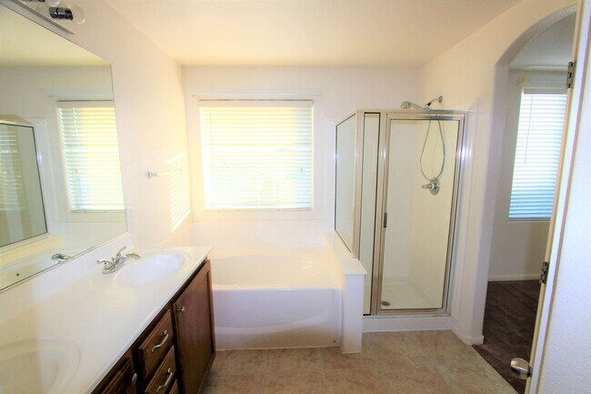 Building Photo - Well maintained home with open floorplan i...