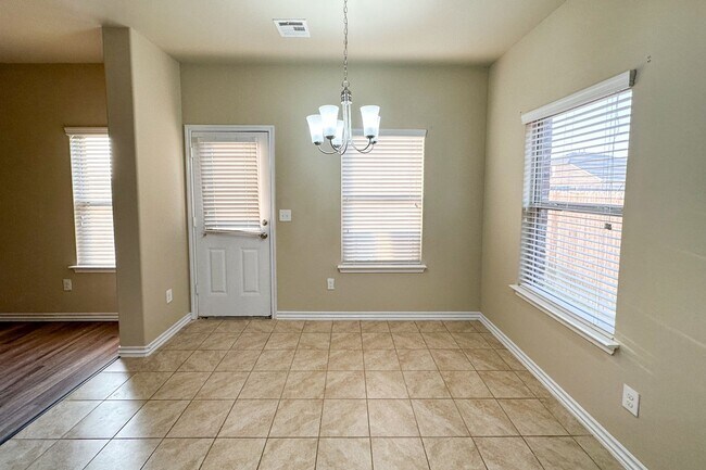 Building Photo - Stunning 5BD, 2 1/2 BTH Home Seconds away from John Kilpatrick Turnpike in YUKON!