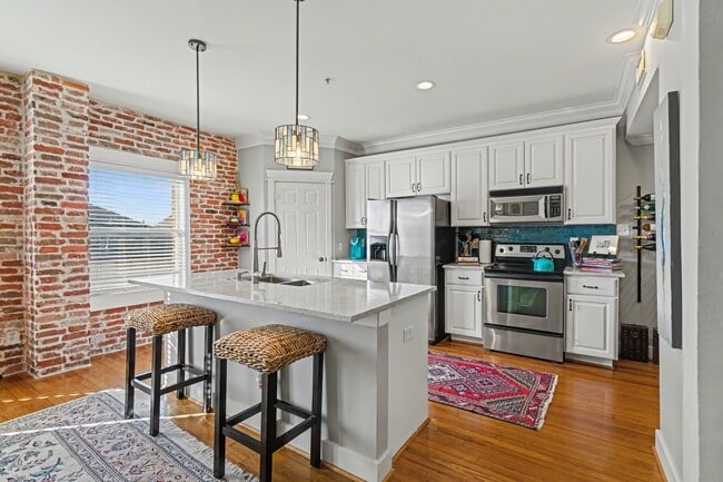 Building Photo - 215 W Norma St