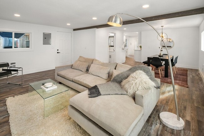 Building Photo - Beautiful Home in Seward Park!