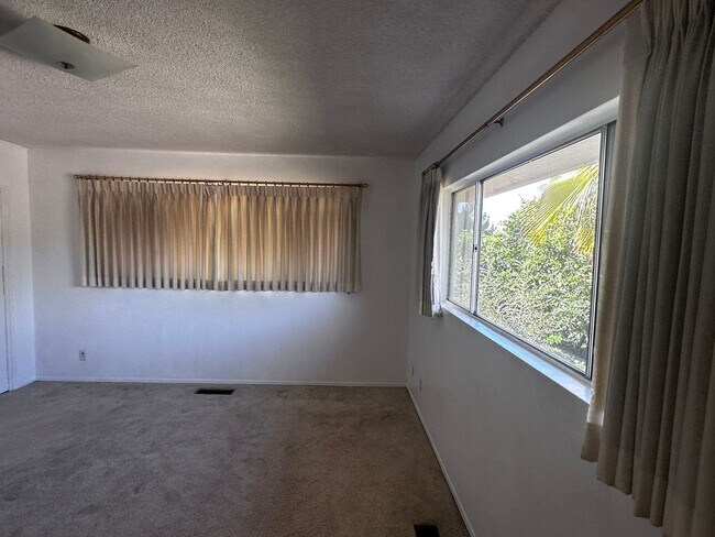 Building Photo - HOUSE