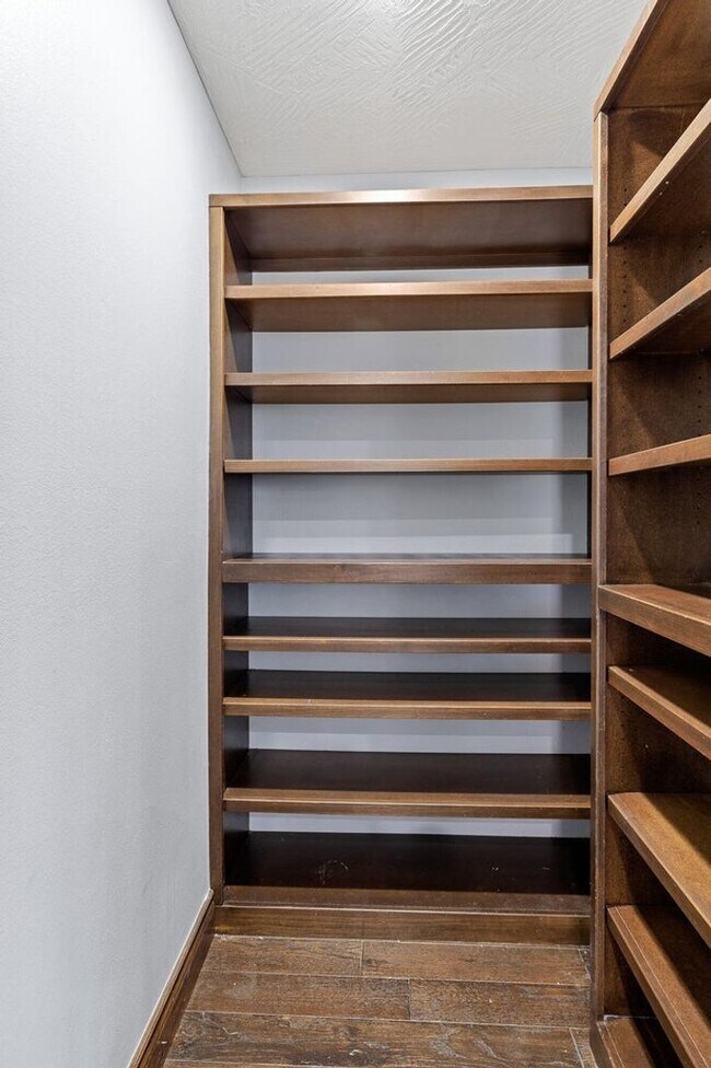 Building Photo - 5 Bedroom Dream Home!