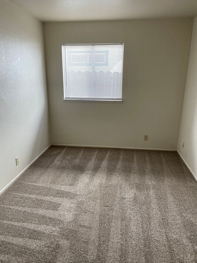 Building Photo - 3 Bedroom 2 Bath available this Summer!