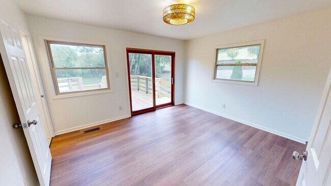 Building Photo - 424 Bridge View Ln