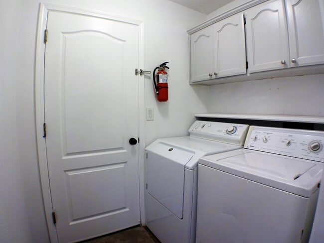 Building Photo - 612 W 6th Ave