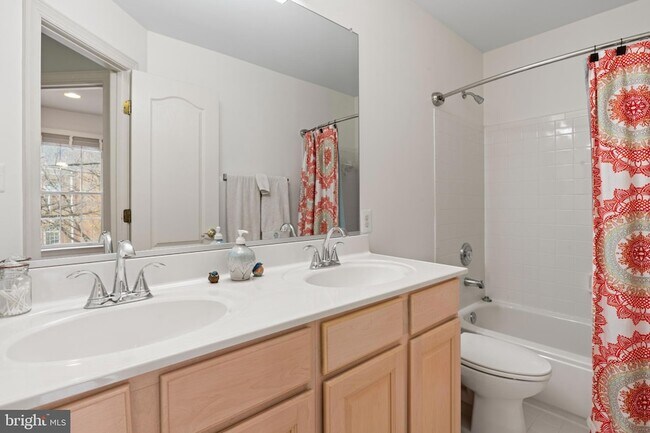 Building Photo - 150 Rees Pl