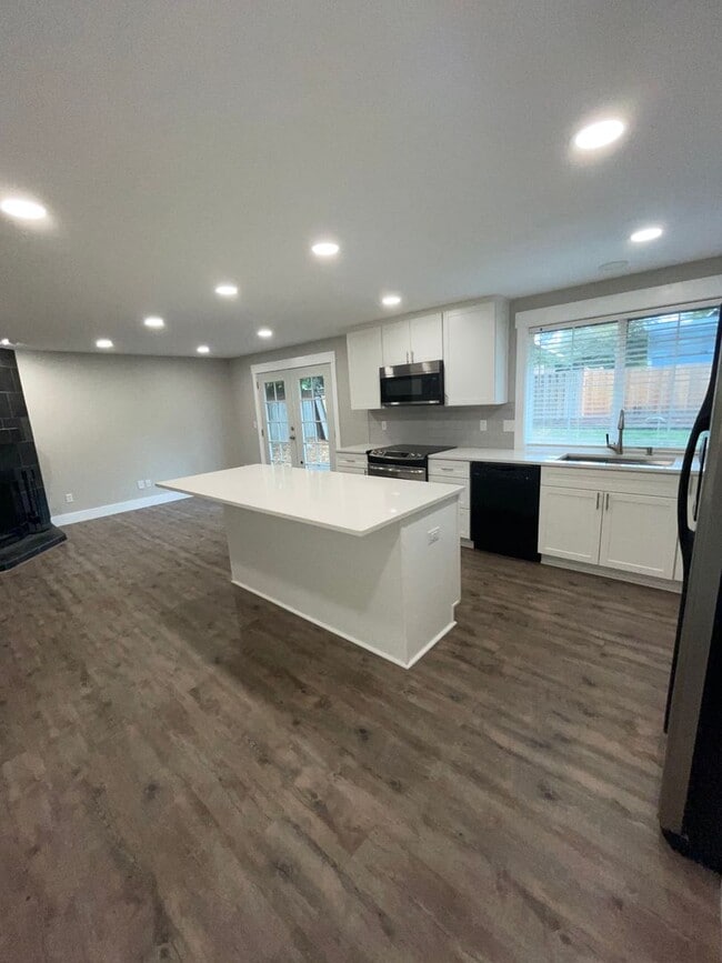 Building Photo - Newly Remodeled and updated Home near Fann...