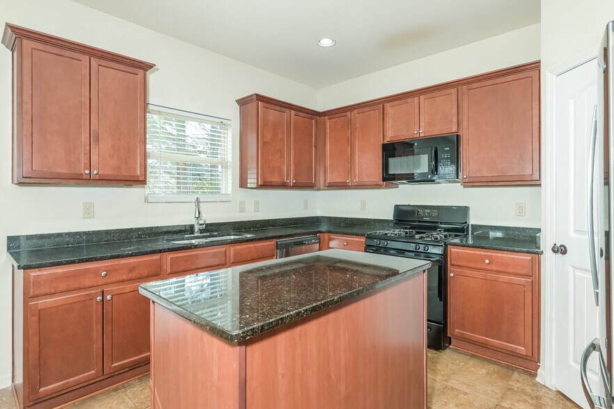 Building Photo - 3563 Walking Stick Way NE