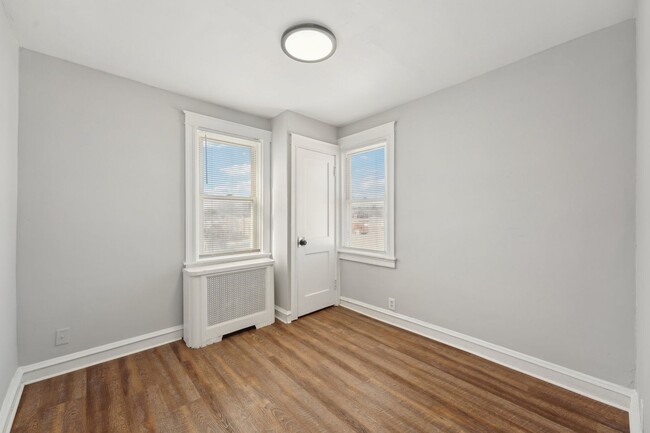 Building Photo - 3 Bedroom, 1.5 bath townhome