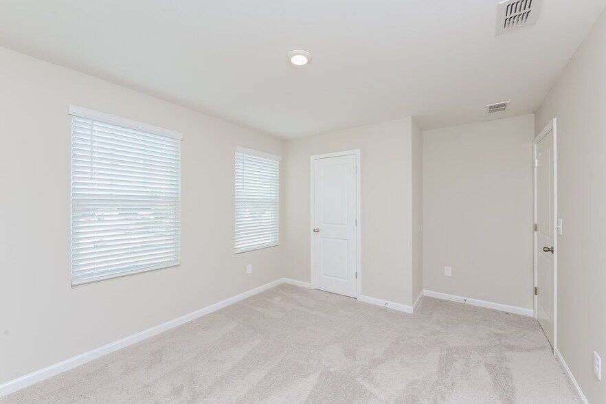 Building Photo - 198 Pond Ct