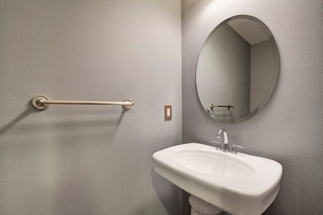 Building Photo - 2Bd/2.5Ba Seattle Townhouse