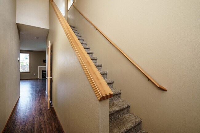 Building Photo - 3 bedroom 2.5 Bath - On Dead End Street - Low Maintenance Fenced Yard - Community Center with Swi...