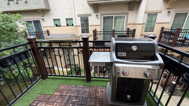 Building Photo - Concord Beautiful 3 bedroom 3 bathroom fully updated townhome, gated community!