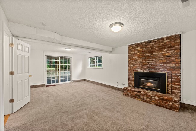 Building Photo - Stunning 4-Bed Gig Harbor Home for Rent | ...