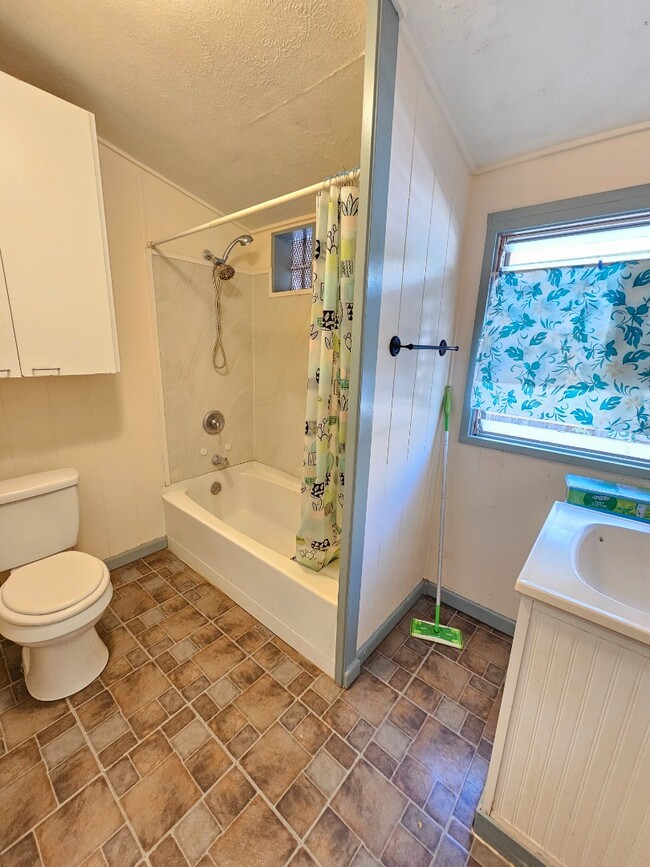 Building Photo - 2-bedroom 1 bath apartment with 1 parking.