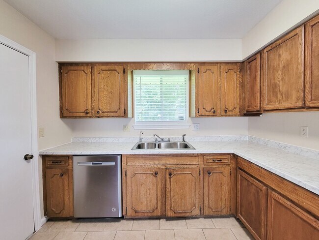 Building Photo - NICE 3 BEDROOM 2 BATH LEASE HOME IN SPRING...