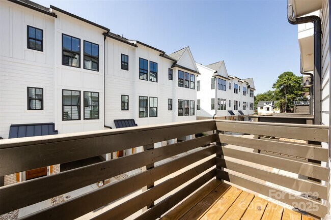 Building Photo - 320 S Turner Ave
