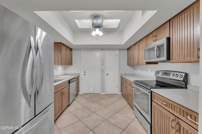 Building Photo - 620 Lakeway Dr