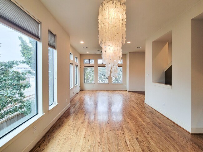 Building Photo - Stunning Corner Unit with Breathtaking Views!